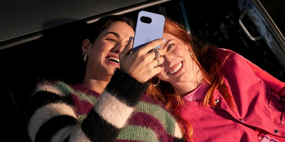 Zwei Personen machen ein Selfie mit einem Google Pixel Smartphone