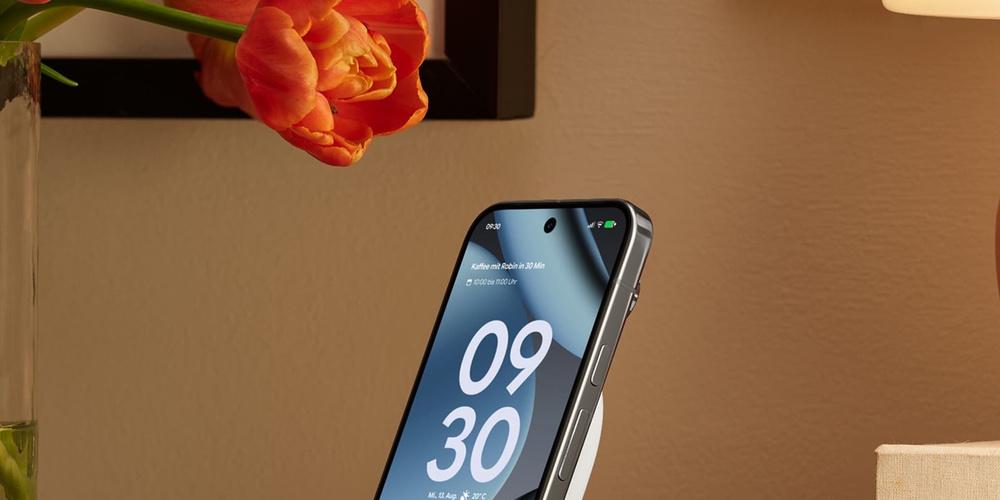 Vorgängermodell des Google Pixel 11 lädt kabellos auf einem Nachttisch