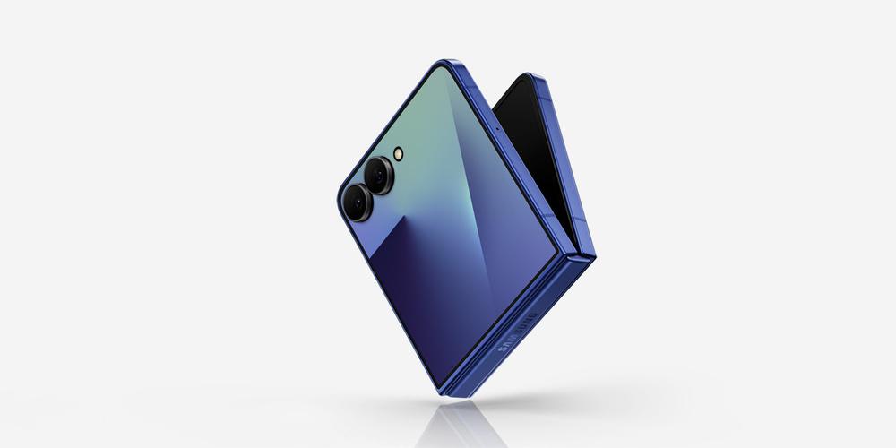 Halb aufgeklapptes Samsung Galaxy Z Flip7 als Vorgängermodell des erwarteten Galaxy Z Flip8