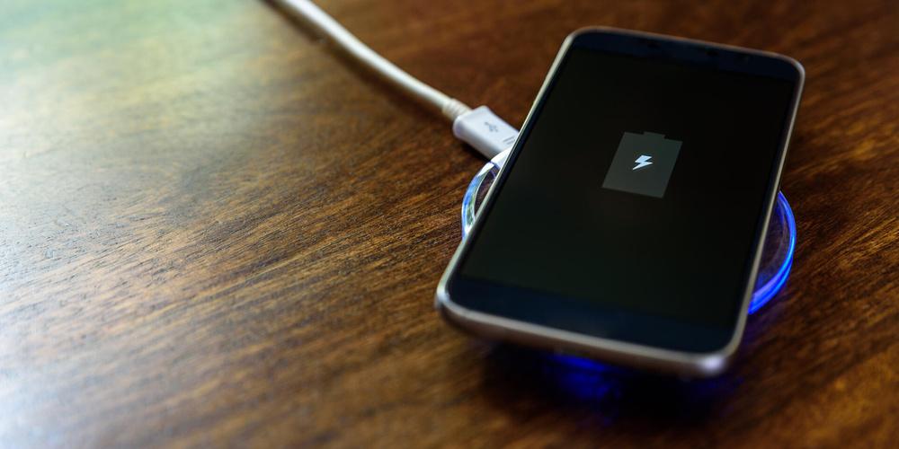 Smartphone lädt kabellos auf einer Ladestation