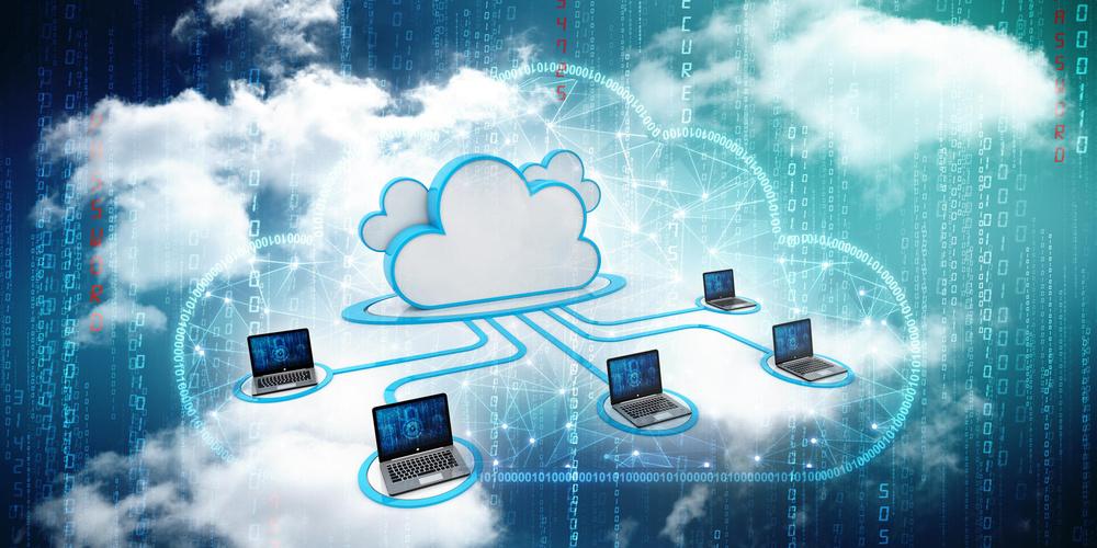 Digitale Cloud mit vernetzten Laptops vor einem Hintergrund aus Datenströmen