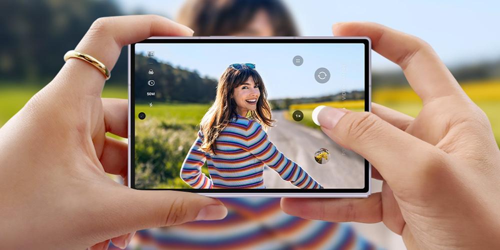 Samsung Galaxy Z Fold8 im Querformat, mit dem eine Person im Freien fotografiert wird