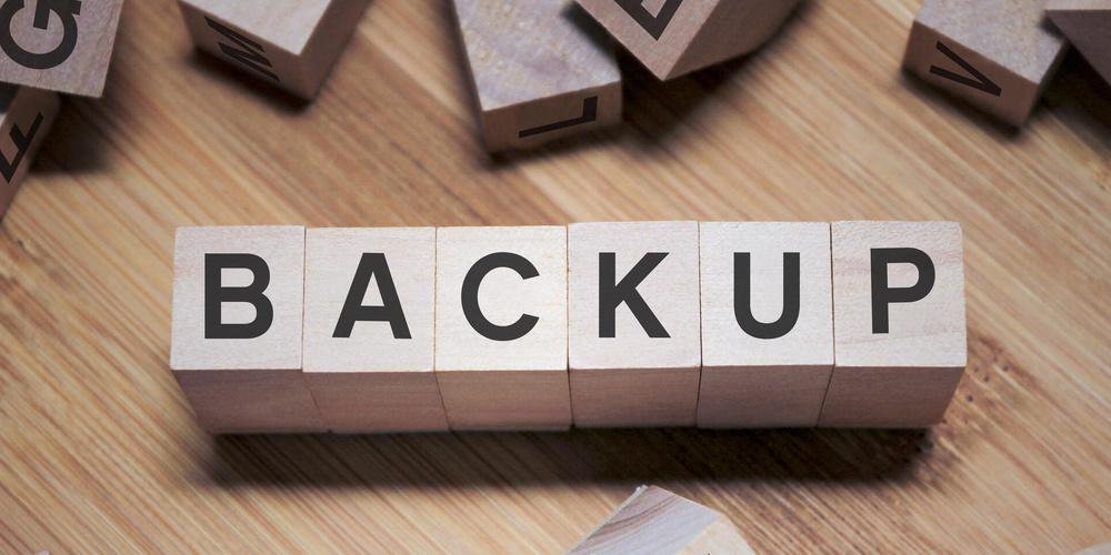 Holzbausteine formen das Wort „Backup“